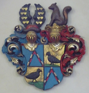 Coat of Arms der Familie Trott. Viergeteiltes Schild mit verschiedenen Motiven wie den benannten Krähen. Auf dem Schild sitzt ein Fuchs.